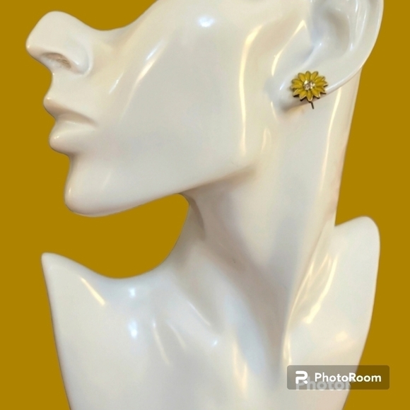 3/$30 Yellow Enamel Daisy Flower Rhinestone Easter Post Earrings - Picture 1 of 4